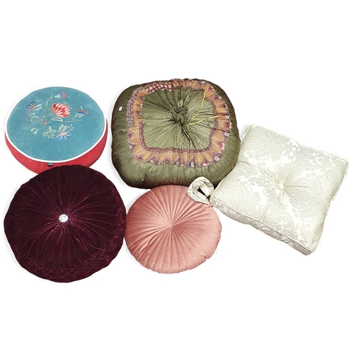 500 - A good quantity of Cushions.