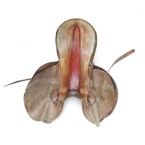 203 - A signed Lester Piggott Leather Racing Saddle, and weighs approx 1.1kg. Comes with a photograph of L... 