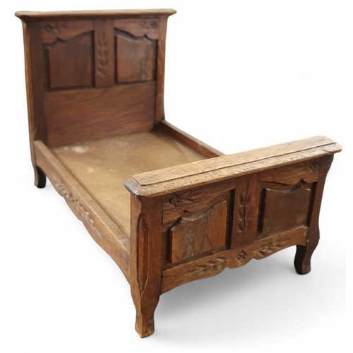 426 - An early to mid 20th Century Apprentice piece of a Bed along with a Table Lamp.
Bed: L 20 cm approx.