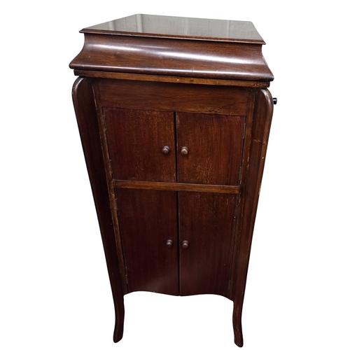 441 - An Edwardian Mahogany Royal Gramophone with accessories along with a quantity of 78's.
W 46 x D 53 x... 