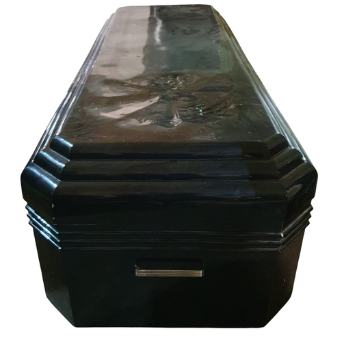 634 - A large Black Lacquered Vampire Coffin, fully lined with hinged Lid. Very roomy! 
H 45 x 200 x 70 cm... 