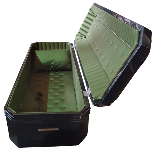 634 - A large Black Lacquered Vampire Coffin, fully lined with hinged Lid. Very roomy! 
H 45 x 200 x 70 cm...