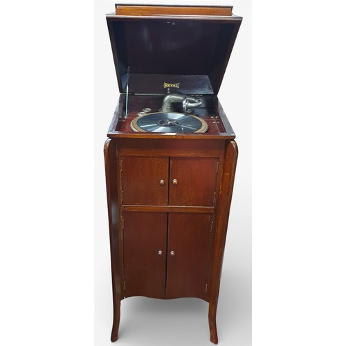 441 - An Edwardian Mahogany Royal Gramophone with accessories along with a quantity of 78's.
W 46 x D 53 x... 