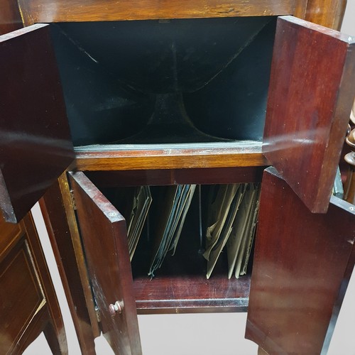 441 - An Edwardian Mahogany Royal Gramophone with accessories along with a quantity of 78's.
W 46 x D 53 x... 