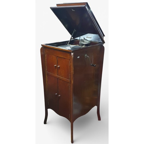 441 - An Edwardian Mahogany Royal Gramophone with accessories along with a quantity of 78's.
W 46 x D 53 x... 