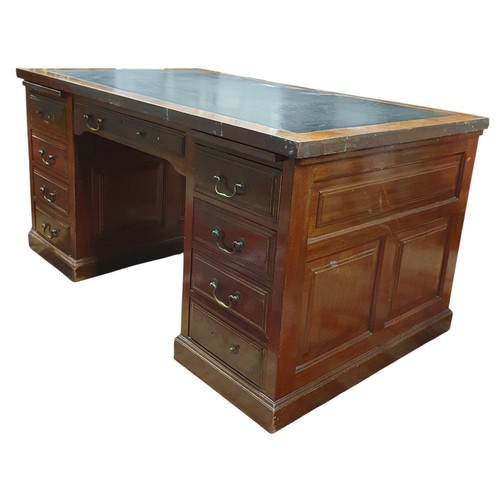 415 - An early 20th Century Mahogany Pedestal Desk of good quality with twin brushing slides.
W 152.5 x D ... 