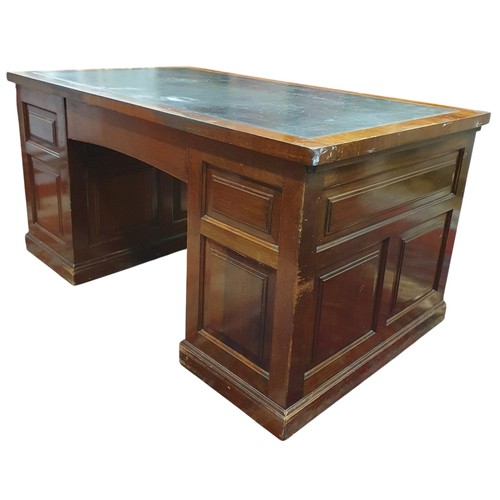 415 - An early 20th Century Mahogany Pedestal Desk of good quality with twin brushing slides.
W 152.5 x D ... 