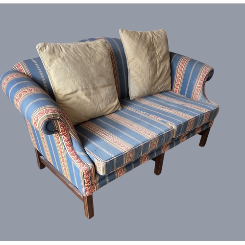 777 - A 20th Century hump back two seater Couch on mahogany supports. W 164 x SH 33 x BH 77 cm approx.