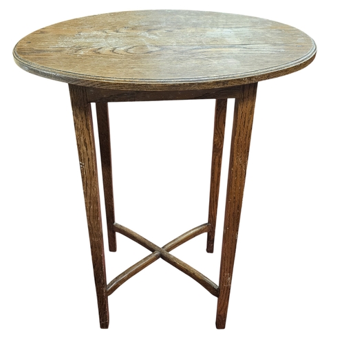 739 - An early 20th Century Oak Oval Lamp Table. 51 x 38 x h 72 cm approx.