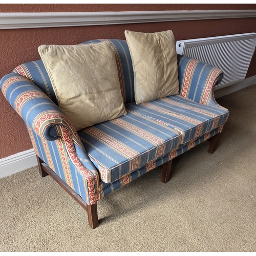 777 - A 20th Century hump back two seater Couch on mahogany supports. W 164 x SH 33 x BH 77 cm approx.