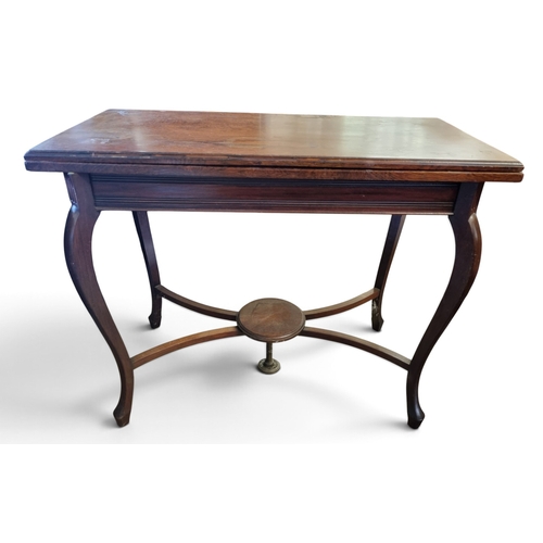54 - An early 20th Century Rosewood fold over Card Table on simple cabriole supports.
W 91 x D 50 x H 72 ... 