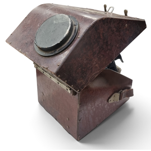 40 - A WW11 Bubble Sextant in Bakelite Case.
H 25 x D 26 x W 21 cm approx.