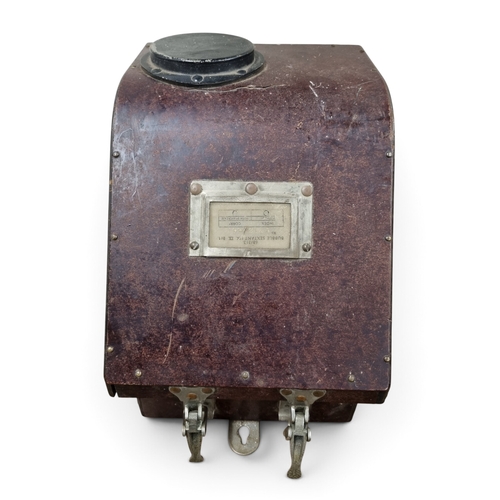 40 - A WW11 Bubble Sextant in Bakelite Case.
H 25 x D 26 x W 21 cm approx.