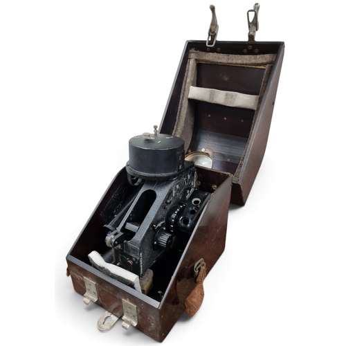 40 - A WW11 Bubble Sextant in Bakelite Case.
H 25 x D 26 x W 21 cm approx.