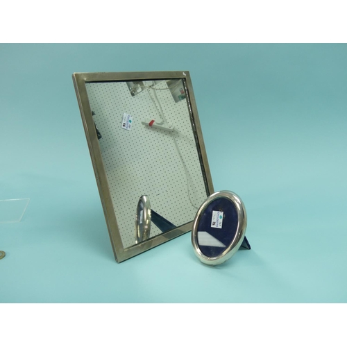 80 - A George V silver mounted Easel Frame, by Sanders & Mackenzie, hallmarked Birmingham, 1922, of plain... 