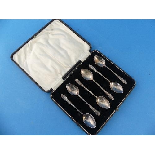 114 - A cased set of six George V silver Teaspoons, hallmarked Birmingham, 1925, in velvet lined fitted pr... 