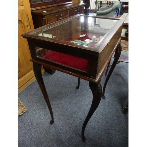 118 - An Edwardian mahogany Bijouterie Table, with satinwood and boxwood stringing, 25¼in (64cm) wide.