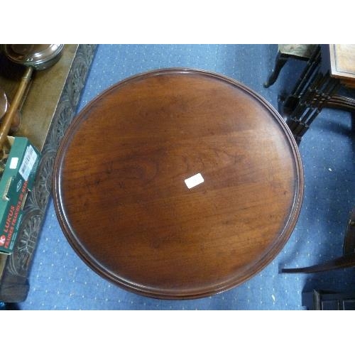 356 - A George III mahogany tripod Table, with graduated swirl fluted column and pad feet, 22in (56cm) dia... 