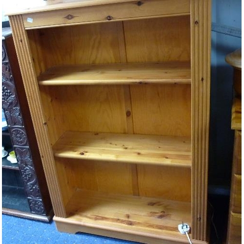 393 - A modern pine open Bookcase, 32¼in (82cm) wide, together with a modern pine chest of four drawers, 3... 