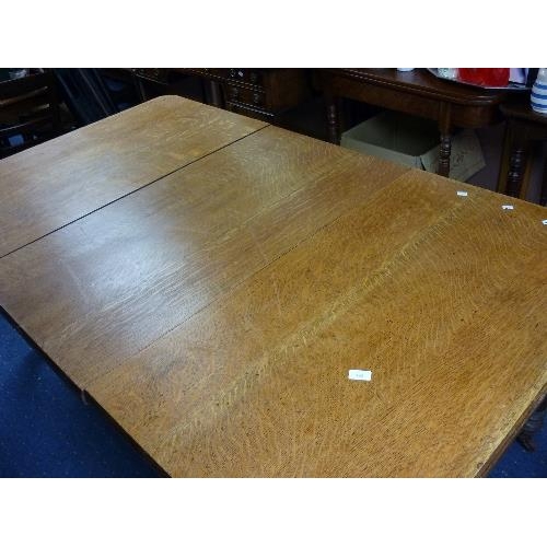 395 - A Victorian oak extending Dining Table, with one additional leaf, 71in (180.5cm) long extended.