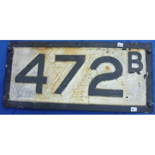 621 - Railwayana; A SR cast iron Bridge Plate 472B (Honiton), 26in (66cm) x 12in (31cm).