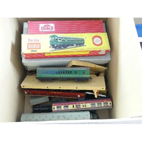 640 - Hornby Dublo 2250 Electric Motor Coach, B.R. green, boxed, and 4082 Suburban Coach Brake/2nd, green,... 