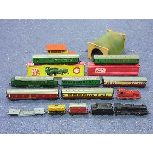 640 - Hornby Dublo 2250 Electric Motor Coach, B.R. green, boxed, and 4082 Suburban Coach Brake/2nd, green,... 