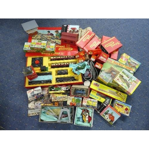 636A - Tri-ang '00' gauge electric model Railway:a quantity, many boxed pieces, including R.3A Train Set, R... 