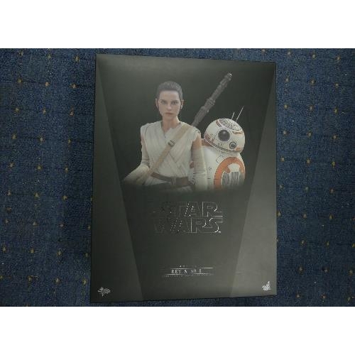 657 - Star Wars; A Hot Toys 'Movie Masters Series' 1/6th scale model set of Rey & BB-8, MMS 337, in origin... 