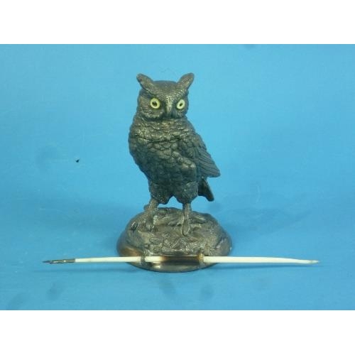 467 - A late 19thC/early 20thc Novelty Owl inkwell and pen holder, Britannia metal set with glass eyes (a ... 