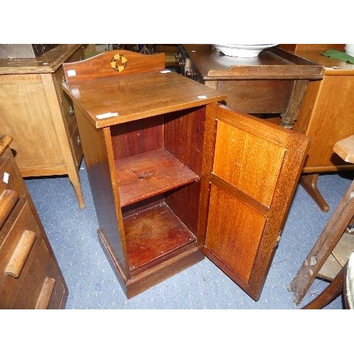 79 - An early 20thC Arts and Crafts mahogany pot cupboard, with a small central inlay, height 34in x widt... 