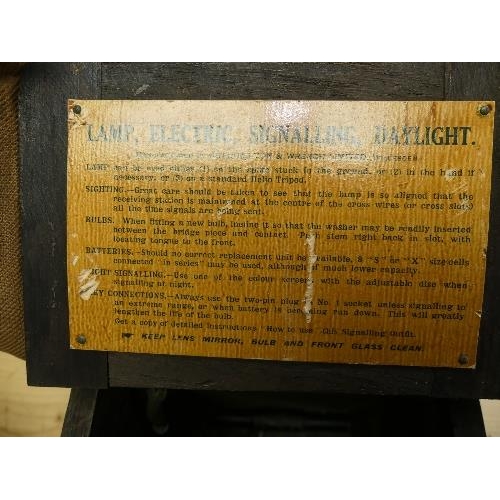 115 - A WW1 cased daylight electric signalling lamp, made by Arthur Lyon & Wrench Ltd., dated 1918, with a... 