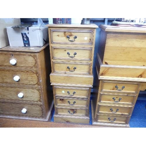 47 - A modern good quality pine bedroom Suite, comprising a pair of bedside chests of drawers, a kneehole... 