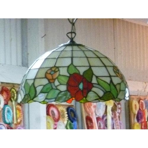 499 - A Tiffany style hanging lamp shade, 15in (38cm) diameter.