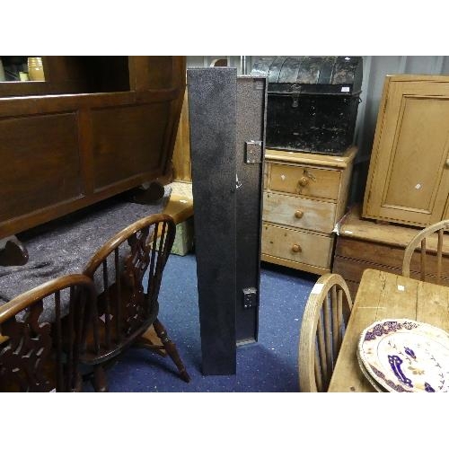 228A - A modern metal Gun Cabinet, by BOXX SECURITY, with two keys, complies to BS 7558-1992..