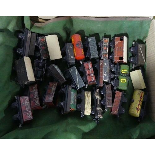 638 - Trix Twin Railway TTR '00' gauge Passenger train set, with 4-6-2 L.M.S. 6210 locomotive 'Princess' a... 