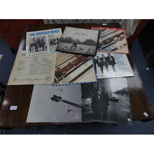 689 - Vinyl Records; A collection of Beatles (and solo) LP'S, mainly original including 'Abbey Road' (2) '... 