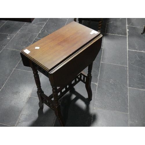 96 - A small Edwardian drop leaf Side Table, width (extended) 23in x depth 18½in x height 27in (59cm x 47... 