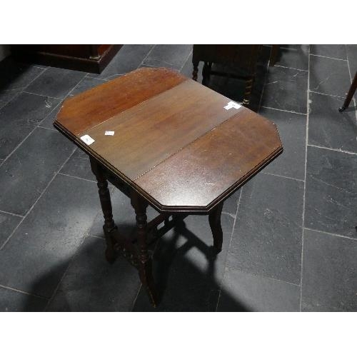 96 - A small Edwardian drop leaf Side Table, width (extended) 23in x depth 18½in x height 27in (59cm x 47... 