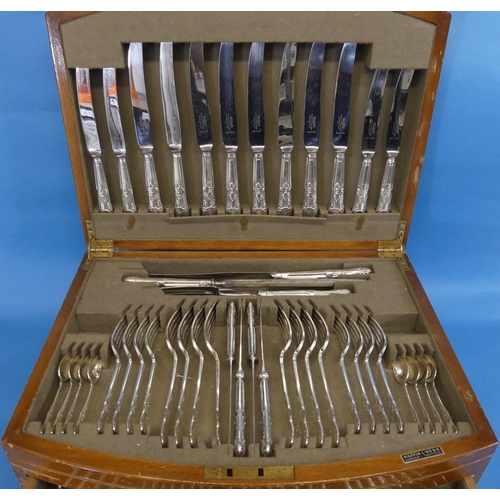 101 - An Elizabeth II silver Canteen of Cutlery, by Mappin & Webb, hallmarked Sheffield 1958-1960, eight p... 