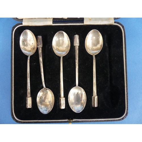 21 - An Edwardian sivler Fork and Spoon Set, hallmarked Sheffield, 1906, with inscription, in fitted pres... 