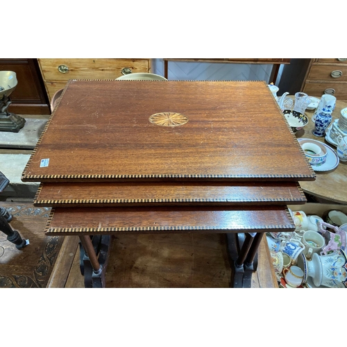 608 - An Edwardian mahogany square occasional/card Table, the square top with lift out reversible panel - ... 