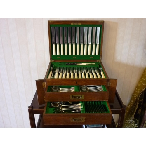 625 - An oak Canteen of silver-plated cutlery, and a canteen of fish eaters with servers (2)