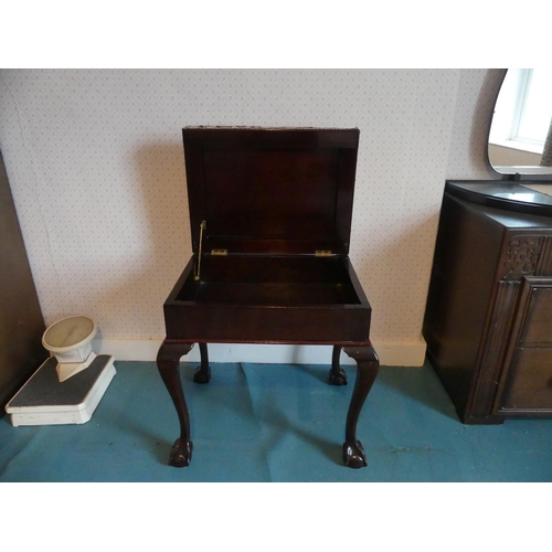 648 - An Edwardian Piano Stool, 21in (53.25cm) wide x 16in (40.5cm) deep x 22in (56cm) high.