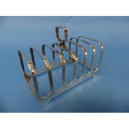 78 - An Elizabeth II silver seven bar Toast Rack, by Elkington & Co., hallmarked Birmingham, 1966, rectan... 