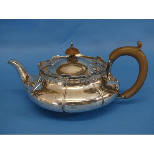 90 - A George V silver three piece Tea Set, by Walker & Hall, hallmarked Birmingham, 1918 (the cream jug ... 