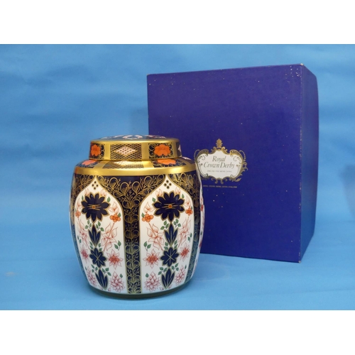 141 - A Royal Crown Derby 1128 pattern large Ginger Jar, the jar and lid decorated finely in Old Imari pat... 