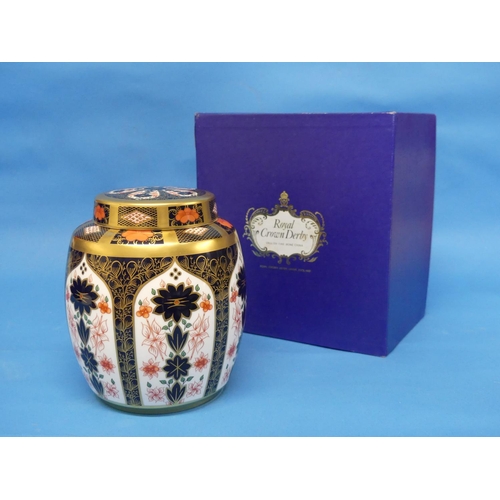 142 - A Royal Crown Derby 1128 pattern Ginger Jar, the jar and lid finely decorated in Old Imari pattern, ... 