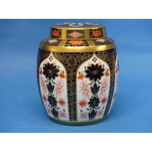 142 - A Royal Crown Derby 1128 pattern Ginger Jar, the jar and lid finely decorated in Old Imari pattern, ... 