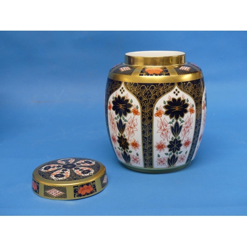 142 - A Royal Crown Derby 1128 pattern Ginger Jar, the jar and lid finely decorated in Old Imari pattern, ... 